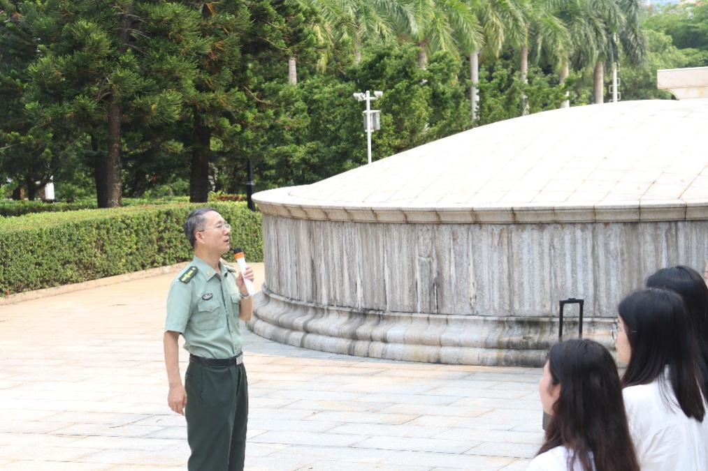 我校研究生赴“解放海南岛战役烈士陵园”缅怀先烈