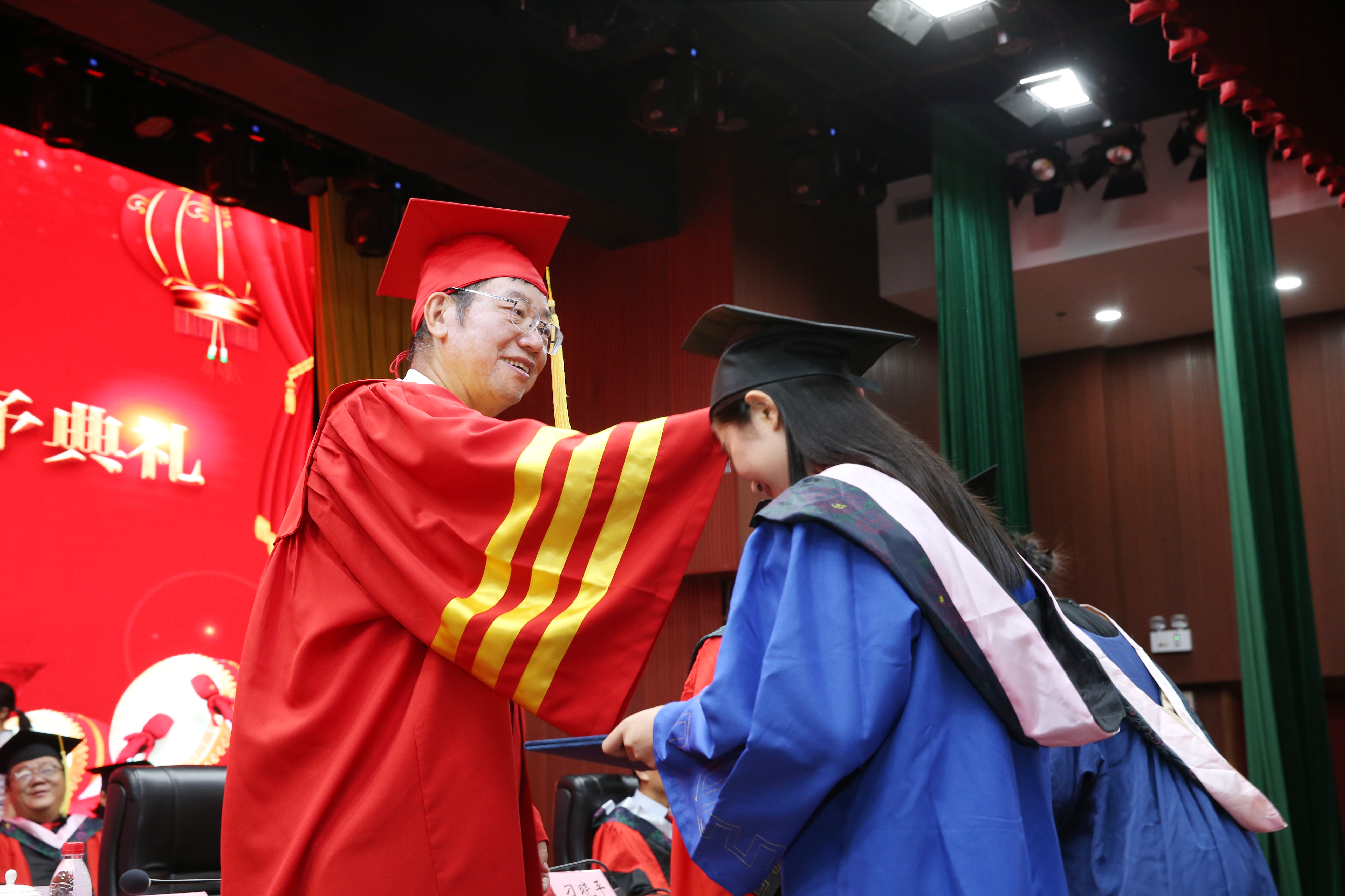 我院举行2021届研究生学位授予典礼