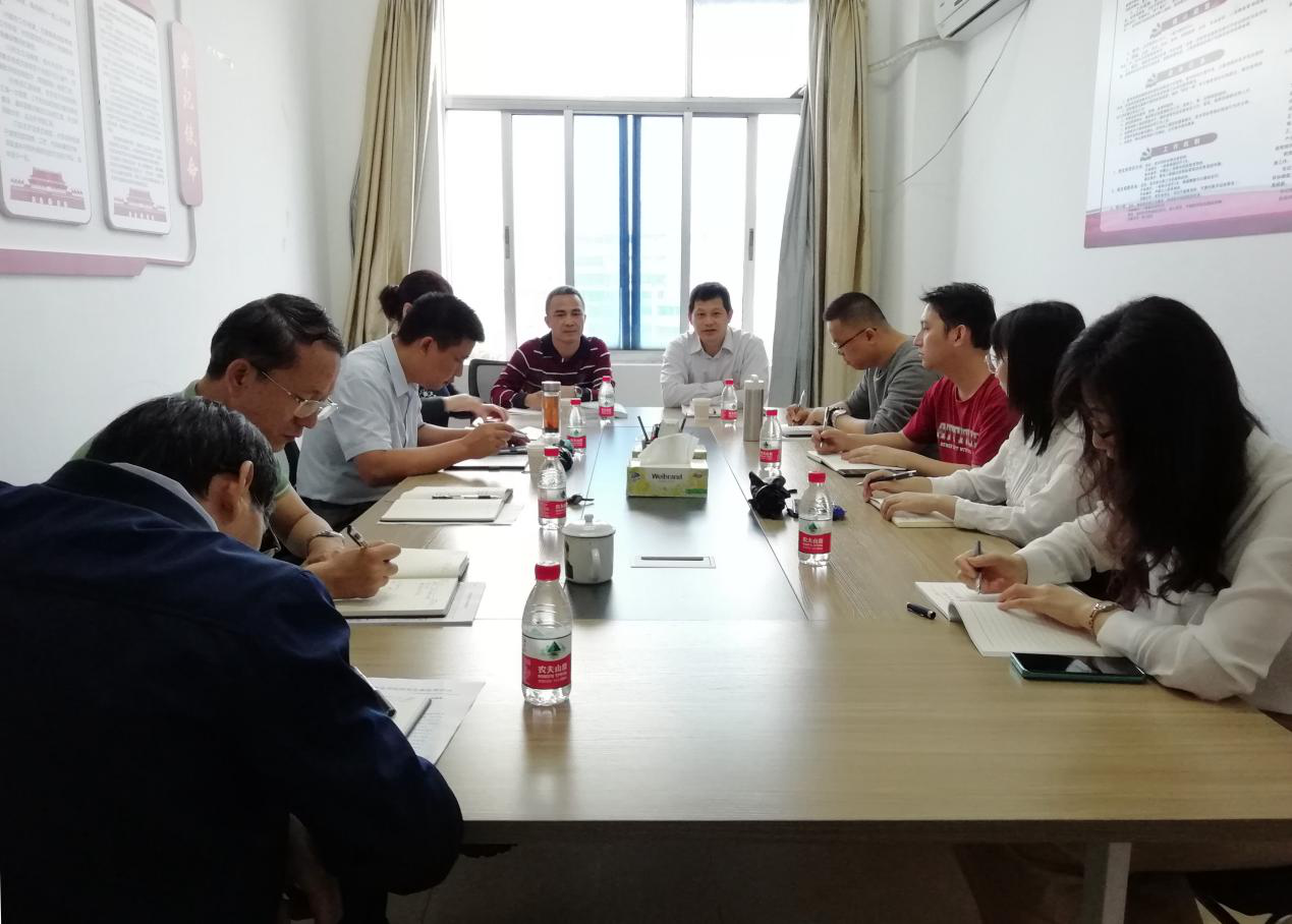 我院党委理论中心组（扩大）召开打赢脱贫攻坚战专题学习会