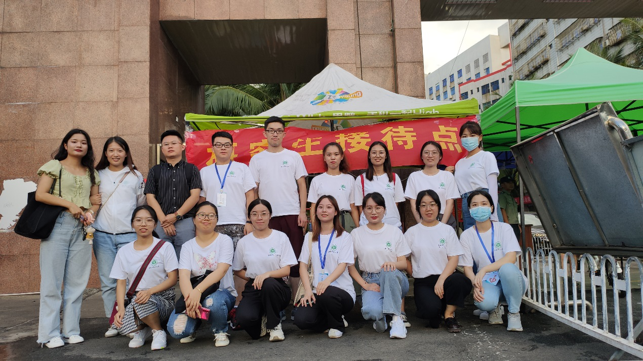 海南师范大学研究生院志愿者迎新活动