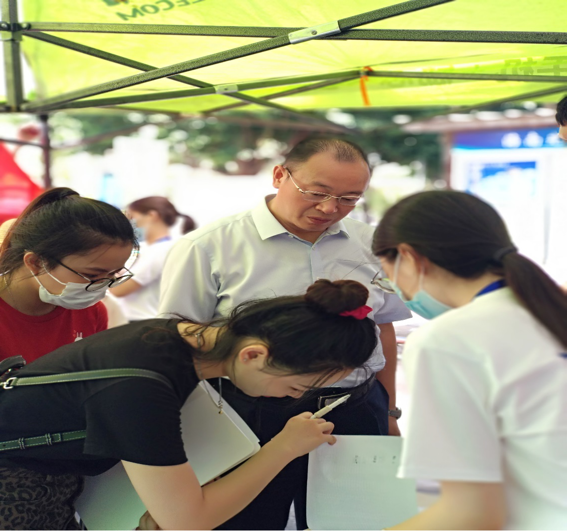 海南师范大学研究生院志愿者迎新活动