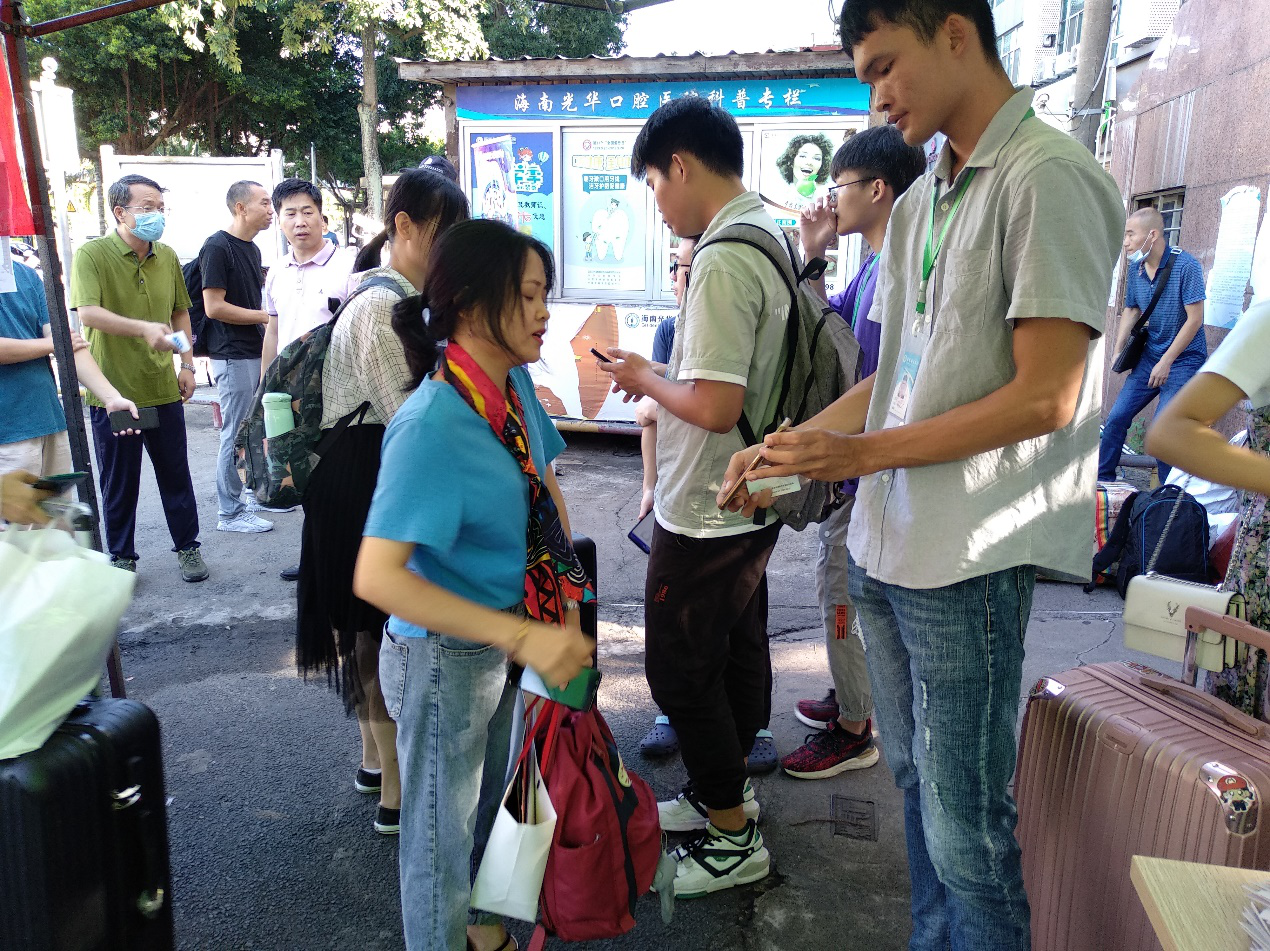 海南师范大学研究生院志愿者迎新活动