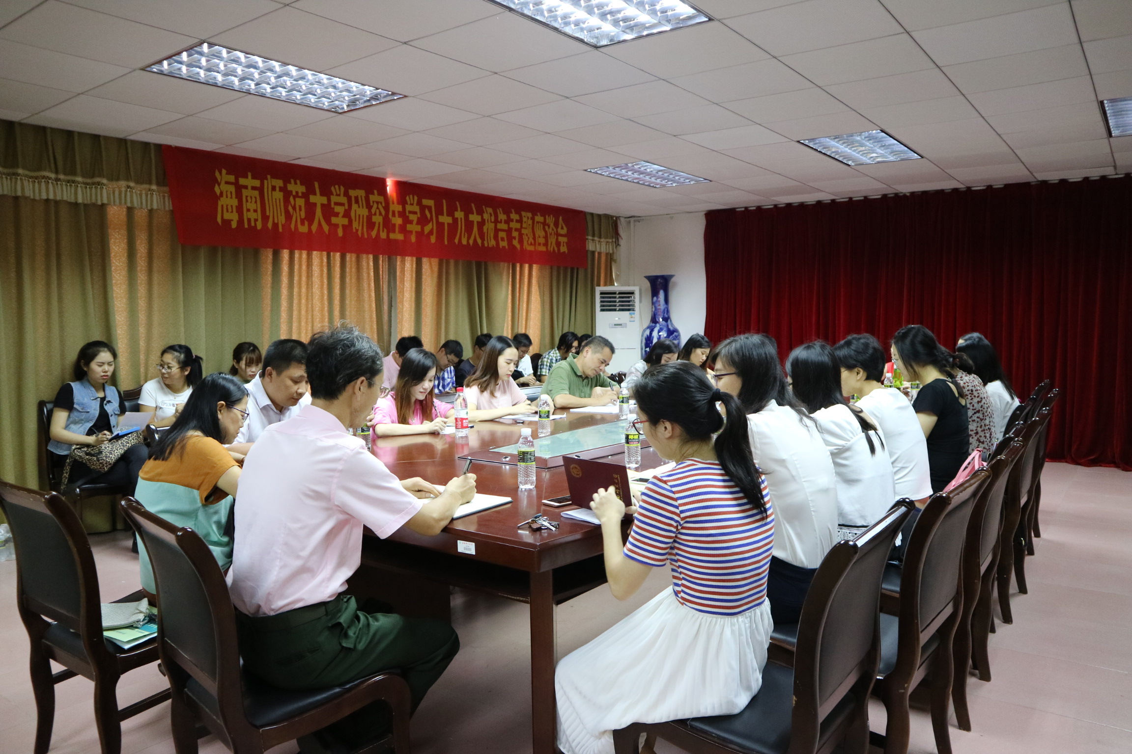 我院党委召开研究生学习党的十九大报告专题座谈会