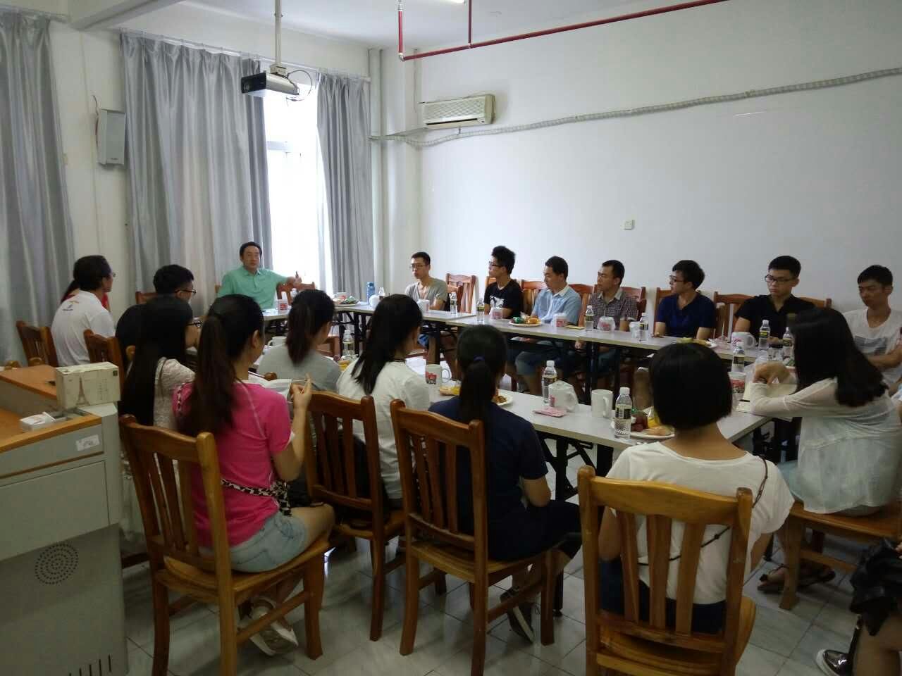 海南师范大学第四期研究生学术沙龙顺利举行