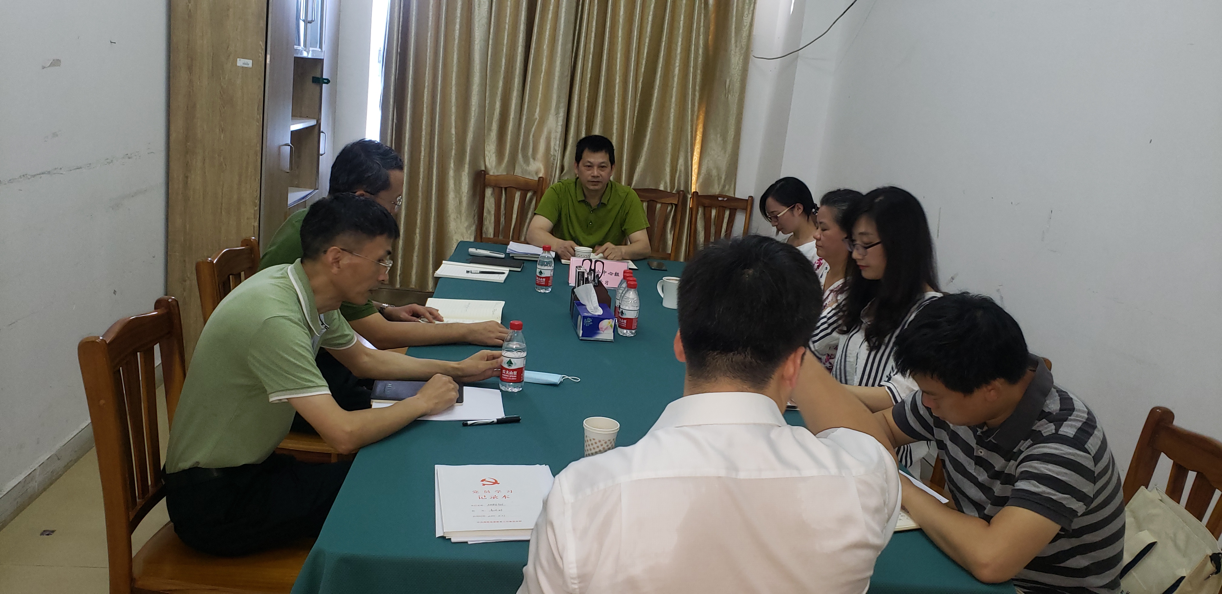 研究生学院召开党委理论中心组专题学习