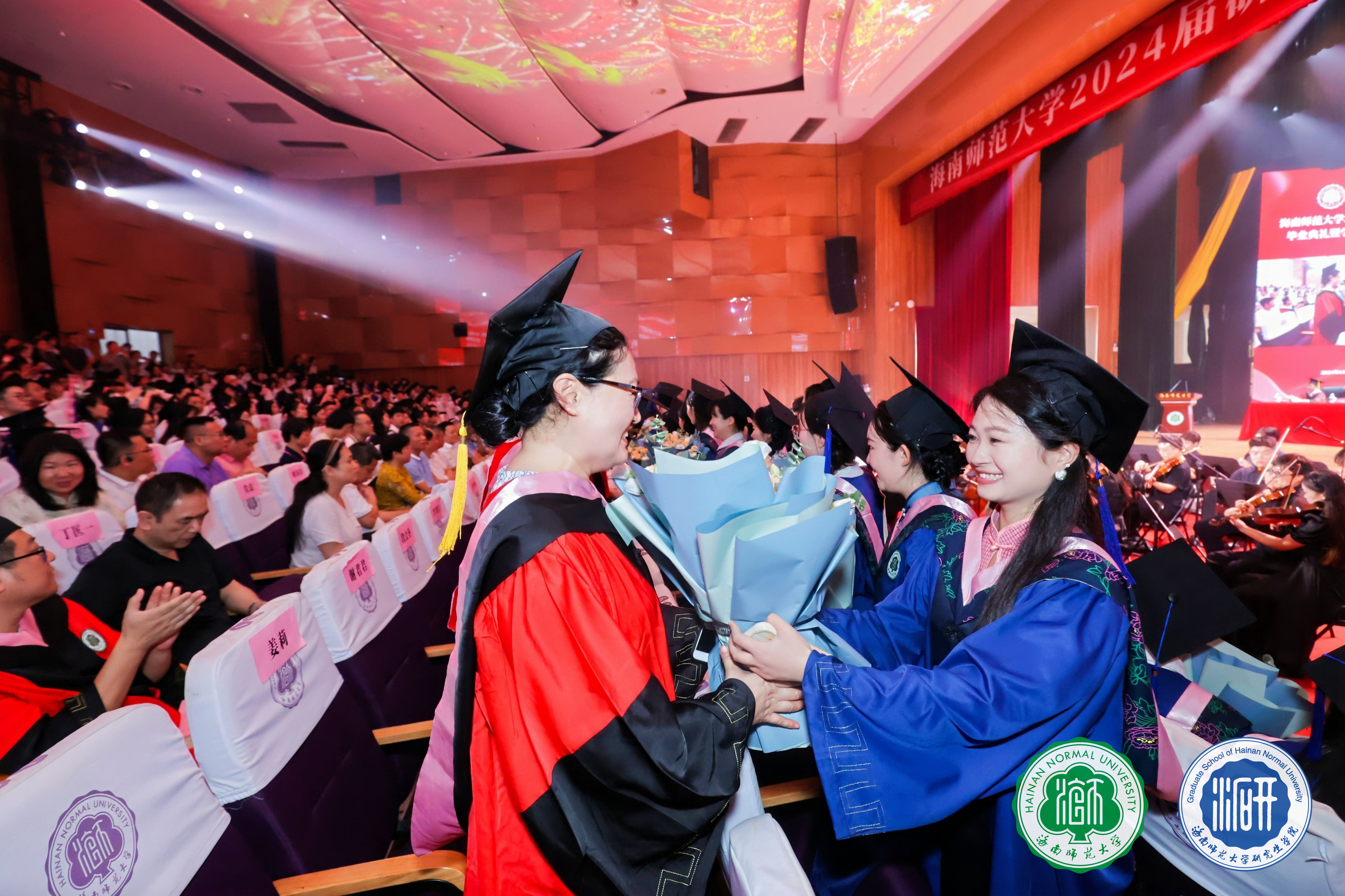 凤凰花开日 共论鸿鹄志 海南师范大学举行2024届研究生毕业典礼暨学位授予仪式